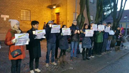 "정유라를 국내로 송환하라"  덴마크와 스웨덴에 거주하는 교민 17명이 정유라씨가 수감돼 있는 덴마크 올보르 구치소 앞에서 정 씨의 조속한 국내 송환을 촉구하는 촛불집회를 열고 있다. 2017.1.14